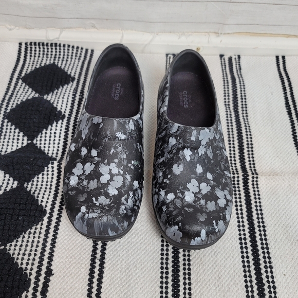 Crocs Neria Pro Light Casual Clogs Blue  Floral Print, sz 8 - Picture 2 of 12